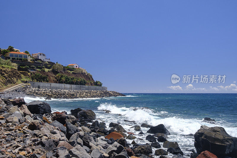 海浪袭击了马德拉岛南部海岸的Jardim do Mar大道